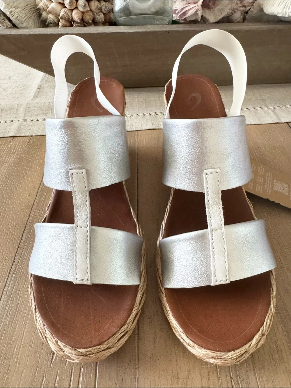 Tommy Bahama/OluKai Lile Wedge Sandals, Silver/White, NWT, Women’s Size 9